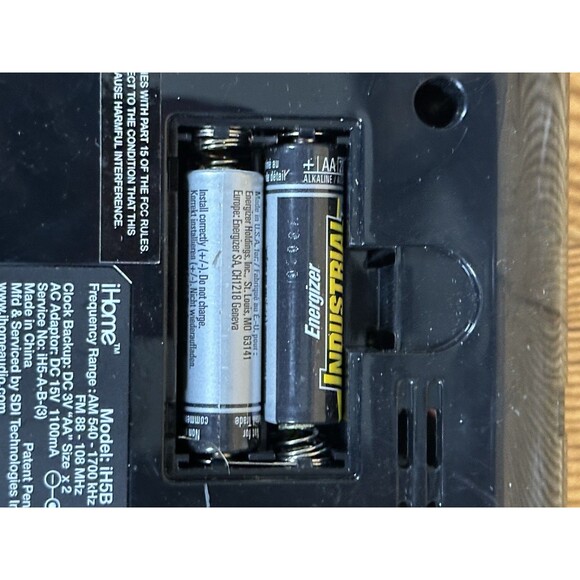 iHome 5B Docking Station Radio Clock Speaker For Parts or Repair No power supply - Picture 11 of 16